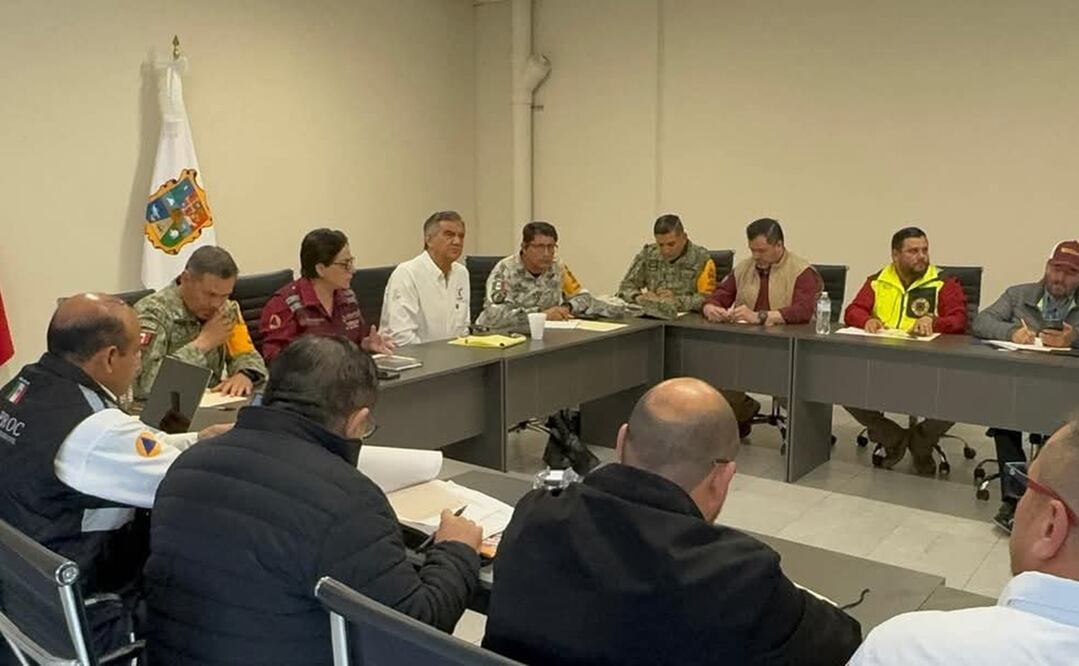El mandatario estatal sostuvo una reunión con mandos del Ejército, Guardia Estatal, Protección Civil y autoridades. Foto: Especial