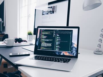 ¿Dejar la laptop conectada todo el tiempo daña la batería?