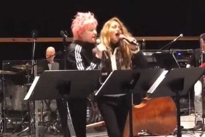 Paulina Rubio canta con Cyndi Lauper