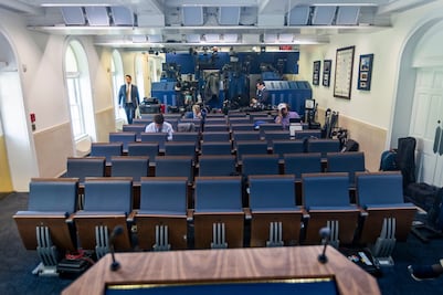 Prensa de EU denuncia intento de la Casa Blanca por controlar asientos para periodistas; acusan quieren darle más espacios a 'influencers'