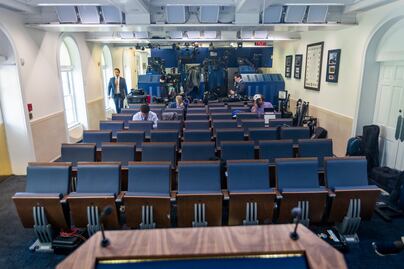 Prensa de EU denuncia intento de la Casa Blanca por controlar asientos para periodistas; acusan quieren darle más espacios a 'influencers'