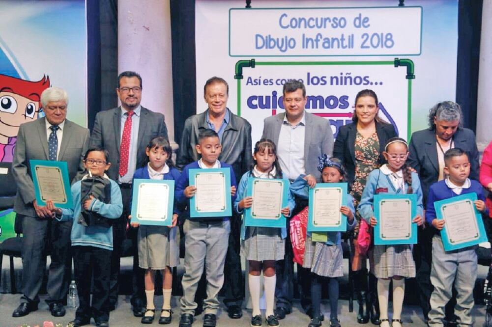 José Ramón Amieva premió a los ganadores del Concurso de Dibujo Infantil 2018 “Así es como los Niños Cuidamos el Agua”. (ESPECIAL)