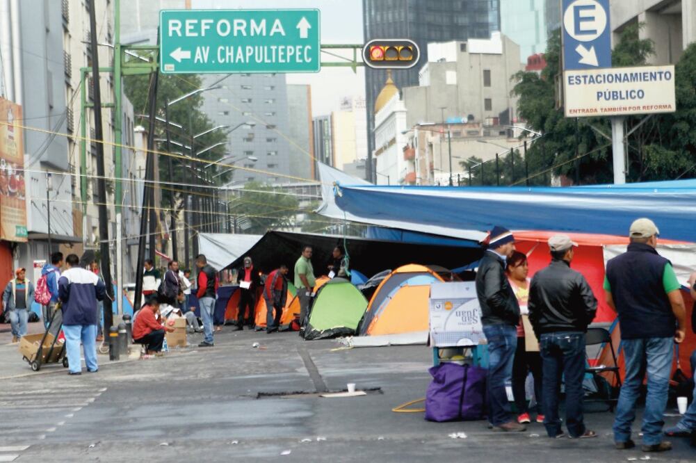 Los maestros instalaron su campamento, como ya es costumbre, en la calle de Bucareli, afuera de la Secretaría de Gobernación, estrangulando el tránsito de los vehículos que se tienen que desviar a Balderas, provocando un caos vial (FERNANDO RAMÍREZ)