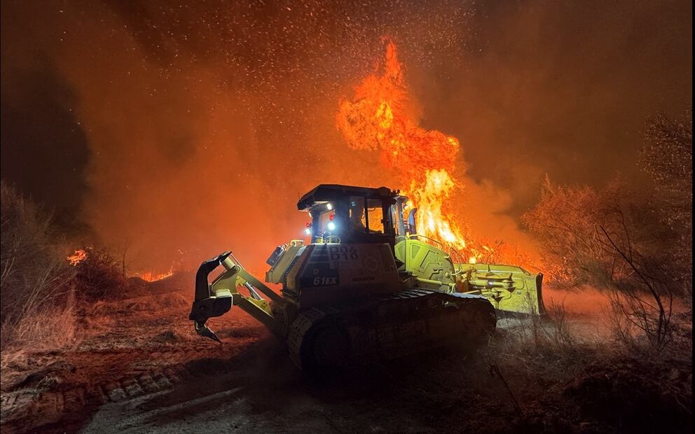 Maquinaria pesada se encuentra en la lucha contra el incendio forestal en Aguasmestas, una parroquia del municipio de Quiroga, en la provincia de Lugo, el 26 de agosto de 2025. Foto: EFE