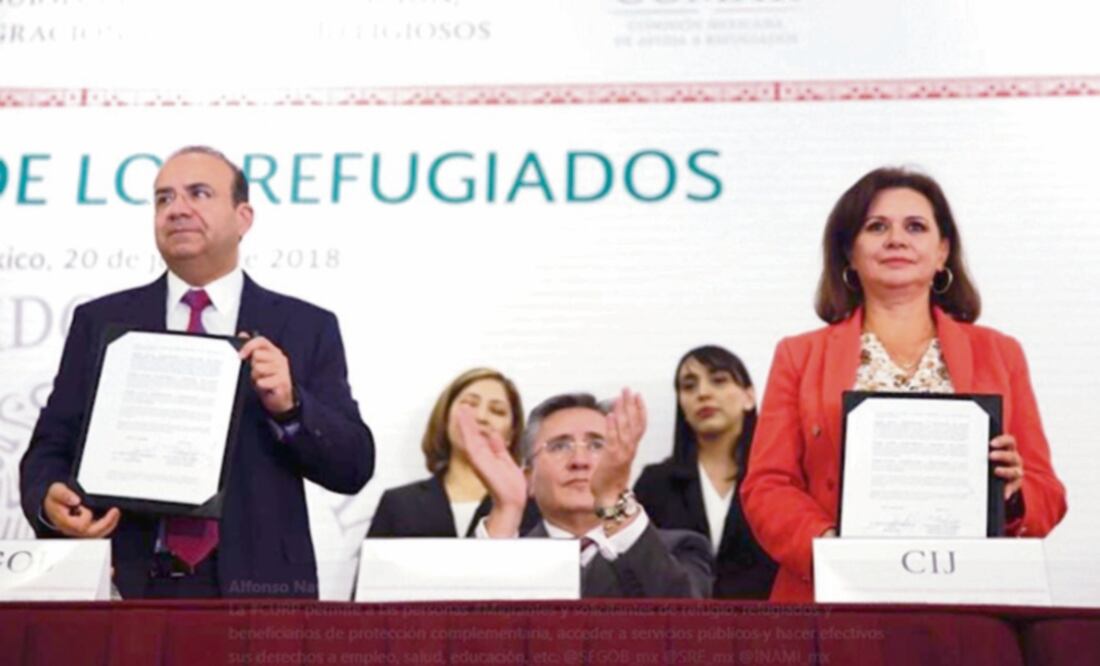 El secretario de Gobernación, Alfonso Navarrete Prida, encabezó el Día Mundial de los Refugiados y entregó la CURP temporal a migrantes. Foto: TOMADA DE TWITTER