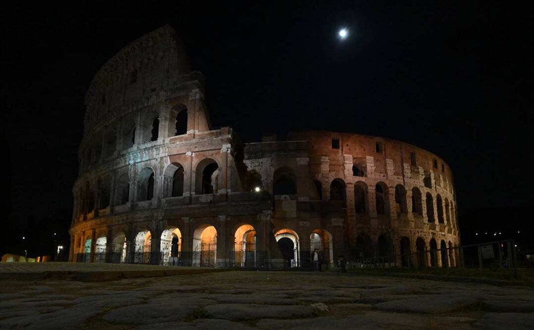 Coliseo Romano en Italia, durante la Hora del Planeta. Foto: EFE