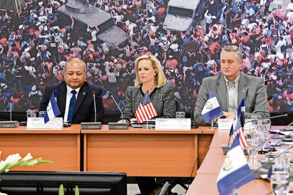 Kirstjen Nielsen, secretaria de Seguridad Nacional de EU (centro), se reunió con funcionarios de Guatemala, El Salvador y Honduras, en Tegucigalpa. Foto: ORLANDO SIERRA. AFP