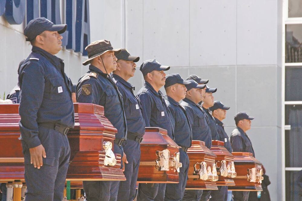 En las instalaciones de la Policía Estatal de San Bartolo Coyotepec, uno a uno fueron colocados los cinco ataúdes de los policías abatidos; ahí, ante familiares y compañeros de la corporación, se realizó el pase de lista.Foto/EDWIN HERNÁNDEZ. EL UNIVERSAL