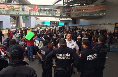 Continúa manifestación frente al AICM