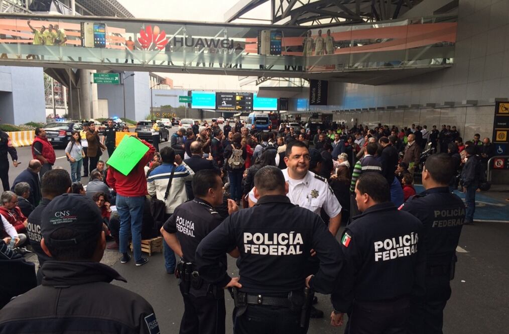 Continúa manifestación frente al AICM