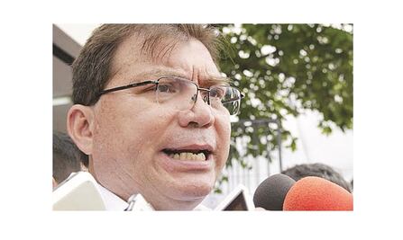 Todos contra el secretario de Salud