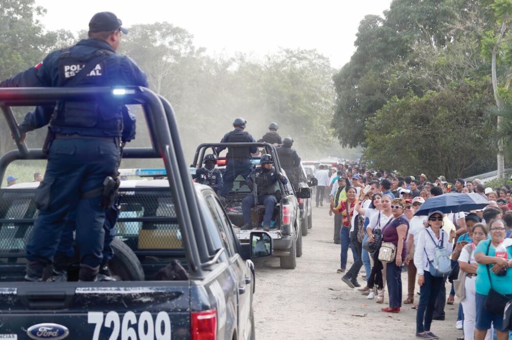 El Presidente fue escoltado por un convoy de al menos cinco camionetas tipo Suburban, además de dos patrullas de la policía estatal, en Tabasco. Foto: ARIEL OJEDA. EL UNIVERSAL