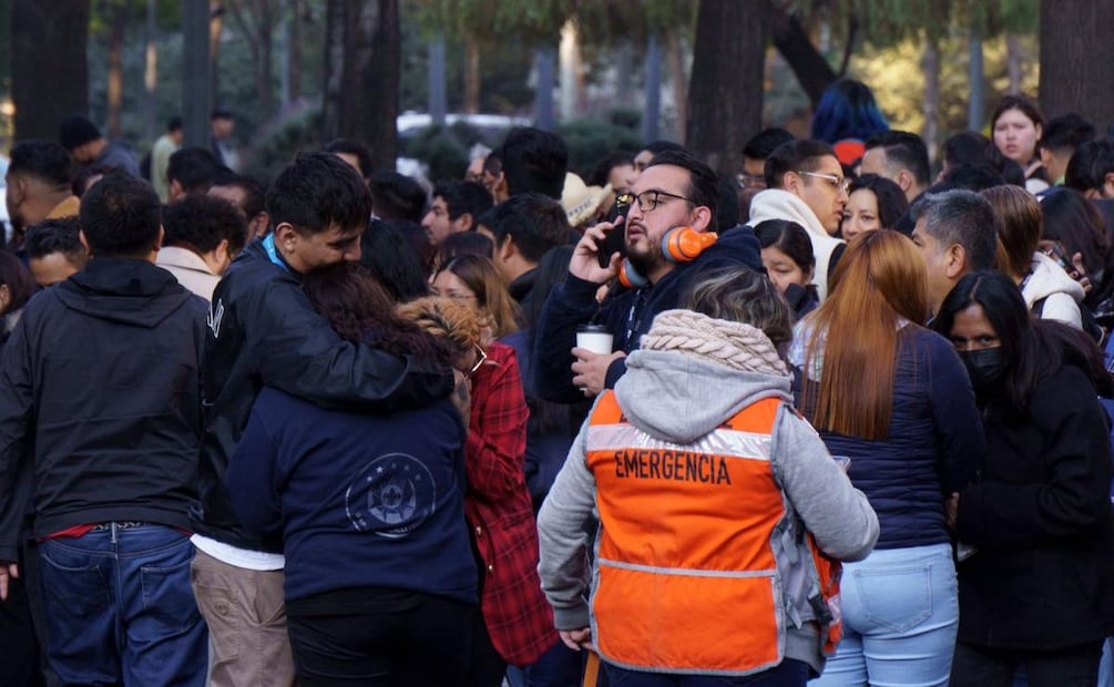 Capitalinos salen a las calles ante la activación de la alerta sísmica en la CDMX (02/01/2025). Foto: Osmar Alvarado / EL UNIVERSAL