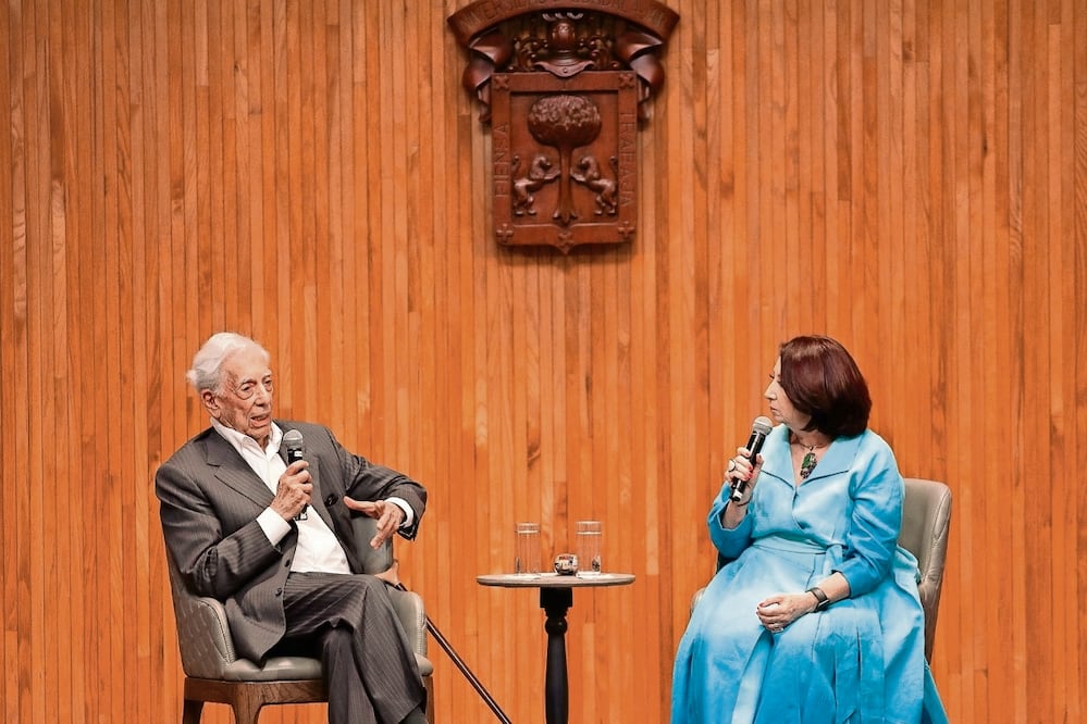 En el diálogo que el escritor peruano Mario Vargas Llosa sostuvo con Marisol Schulz, directora de la FIL Guadalajara, aseguró que muy pocos escritores latinoamericanos se liberan de esa violencia y que si se tiende a la novela es porque en ese mundo no hay cuartelazos, ni hay militares.