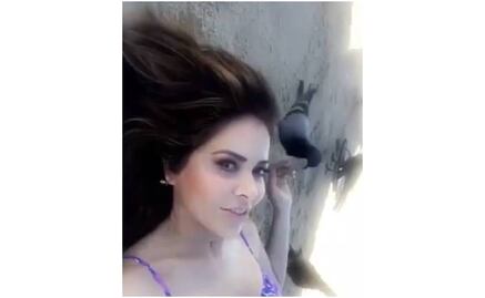 El aire levanta el vestido de Gloria Trevi