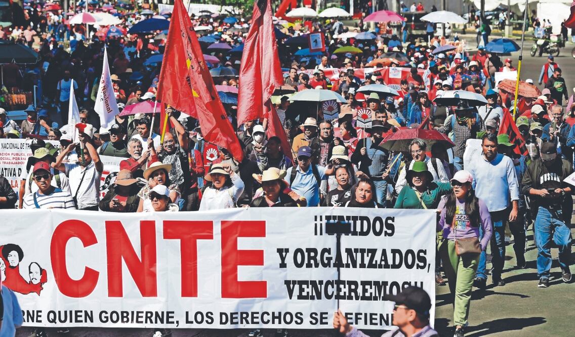 La Coordinadora Nacional de Trabajadores de la Educación anunció un paro nacional para los días 13 y 14 de noviembre y amenazó con cerrar calles y casetas, así como tomar plazas principales en al menos 30 entidades del país. Foto: de Carlos Mejía. El Universal
