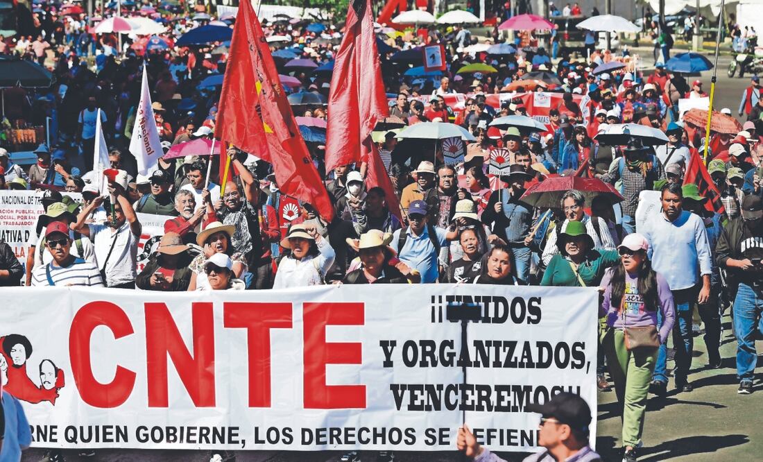 La Coordinadora Nacional de Trabajadores de la Educación anunció un paro nacional para los días 13 y 14 de noviembre y amenazó con cerrar calles y casetas, así como tomar plazas principales en al menos 30 entidades del país. Foto: de Carlos Mejía. El Universal