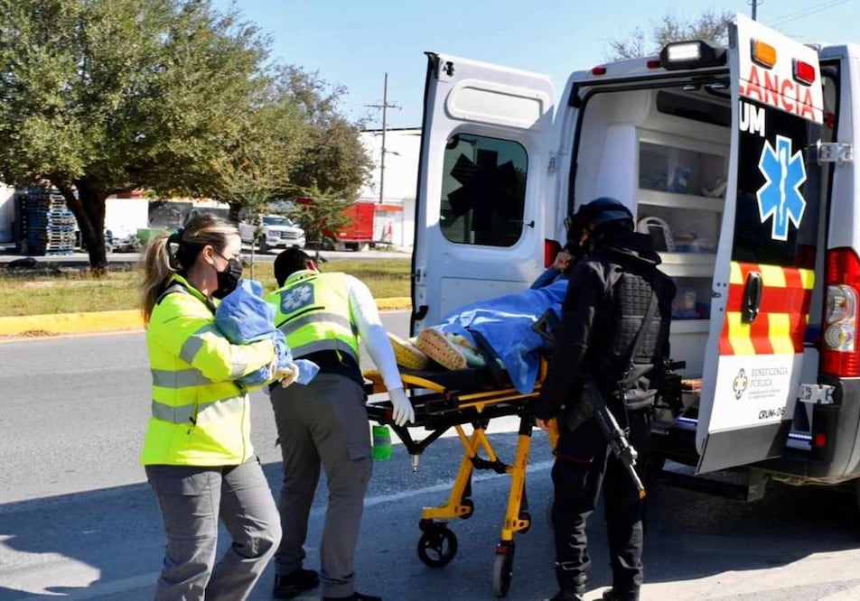 Elementos de Guardia Estatal auxilian a mujer en labor de parto en calles de Ciudad Victoria, Tamaulipas. Foto: Especial