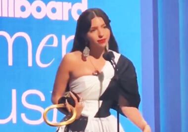 Al borde del llanto, Ángela Aguilar recibe premio y habla de las críticas: "este año casi me rompe" 