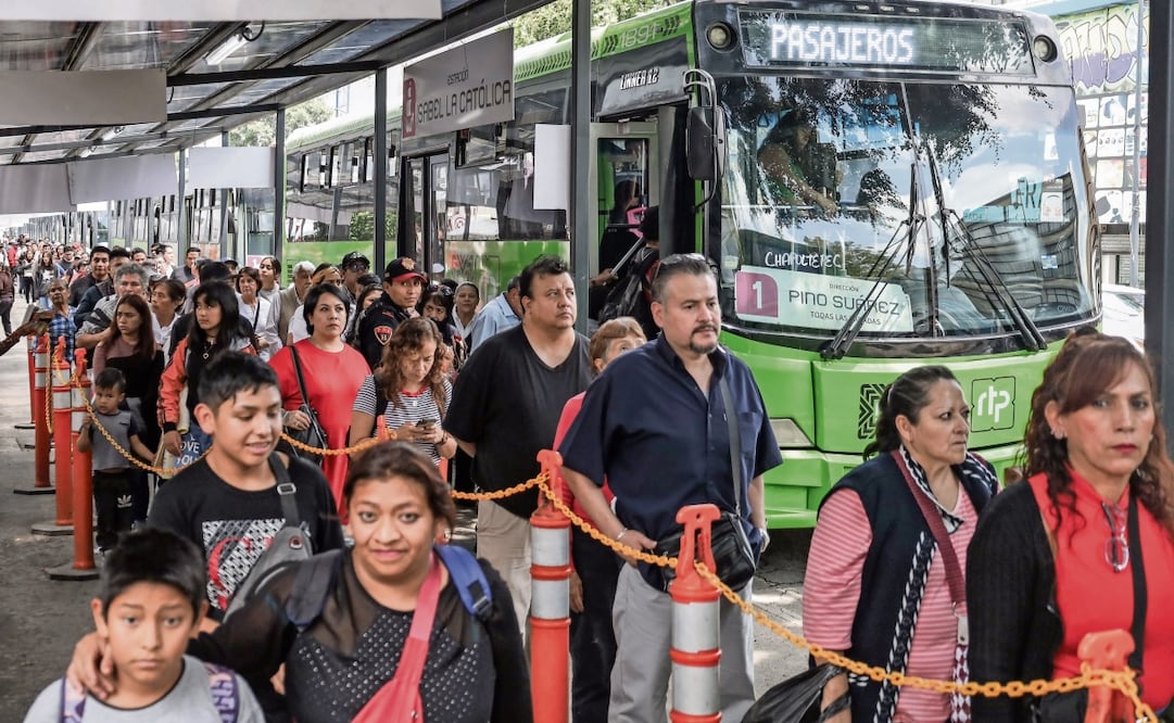 Al llegar a Isabel la Católica, los usuarios descienden del Metro para tomar un camión de la RTP y continuar su traslado. Foto: Yaretzy M. Osnaya | El Universal
