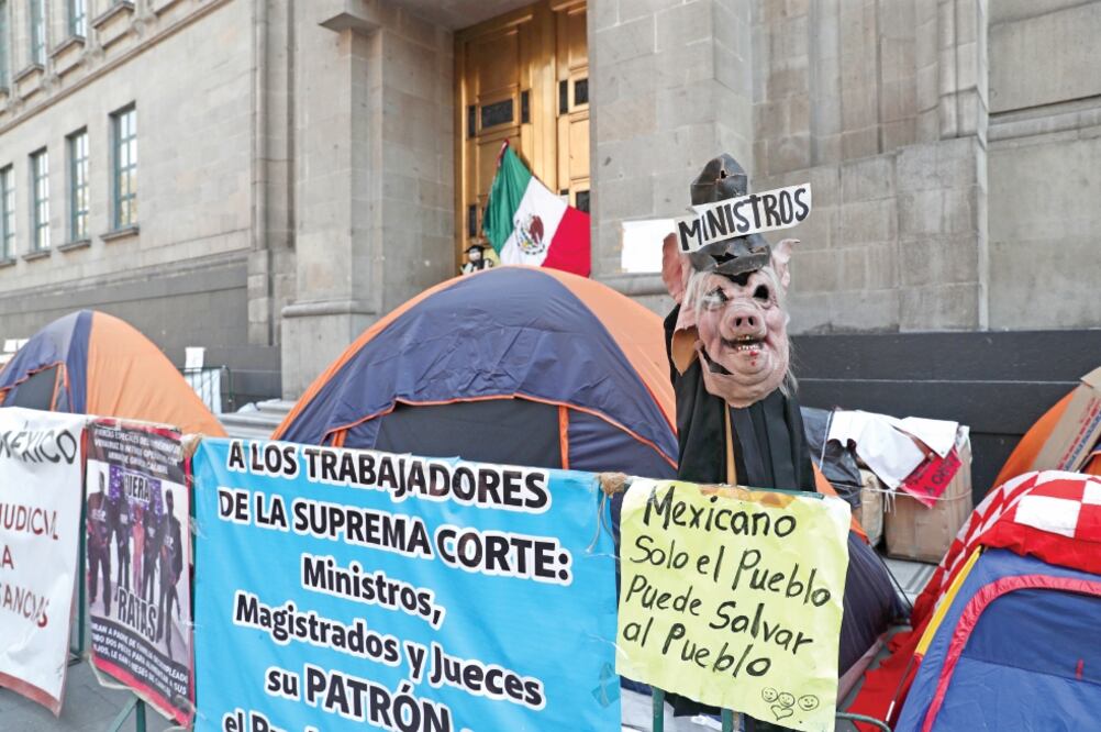 Los inconformes que instalaron un campamento ante la SCJN aseguraron que continuarán con el bloqueo hasta que renuncien los ministros. Foto: ARCHIVO EL UNIVERSAL