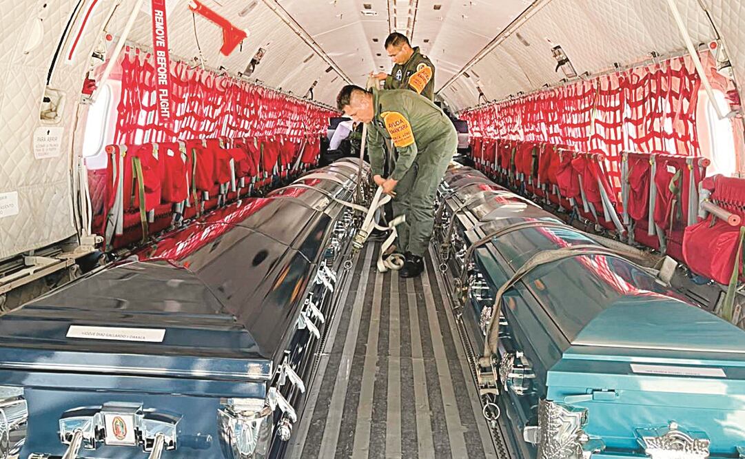 El avión de la Fuerza Aérea Mexicana tiene capacidad para transportar ocho féretros.