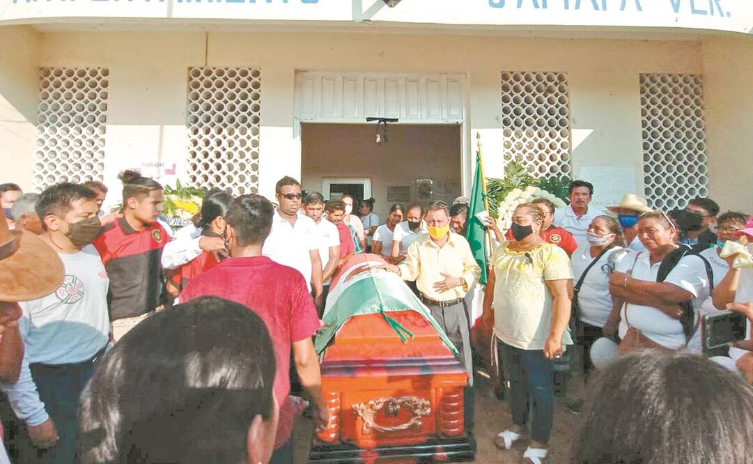 Ayer, familiares y amigos le dieron el último adiós a Florisel Ríos Delfín. Sus restos fueron velados en la comunidad de El Rincón. El cuerpo de la alcaldesa fue trasladado al Palacio Municipal de Jamapa. Foto: Patricia Morales. EL UNIVERSAL