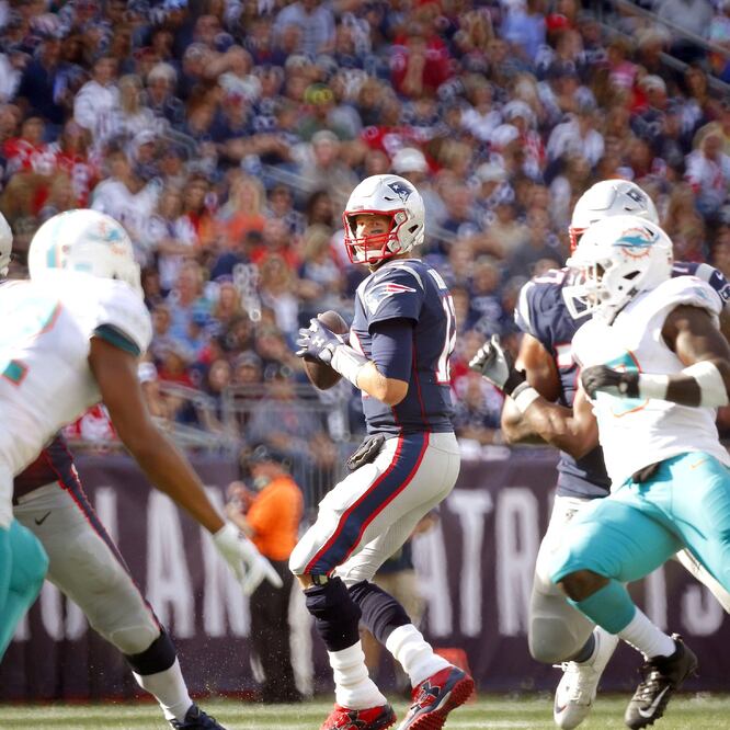 Tom Brady, como en sus mejores tiempos, mejoró su foja a 15-1 como QB titular contra Miami. ( CJ GUNTHER. EFE)