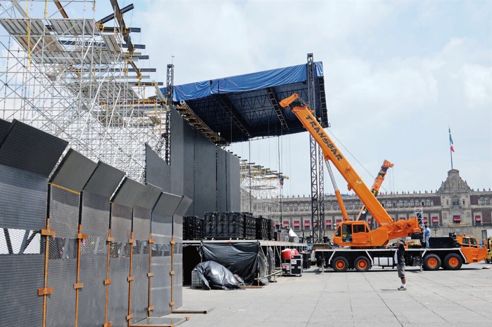 Decenas de personas montan el escenario donde hoy se presentará el músico británico Roger Waters (DIEGO SIMÓN SÁNCHEZ. CUARTOSCURO)