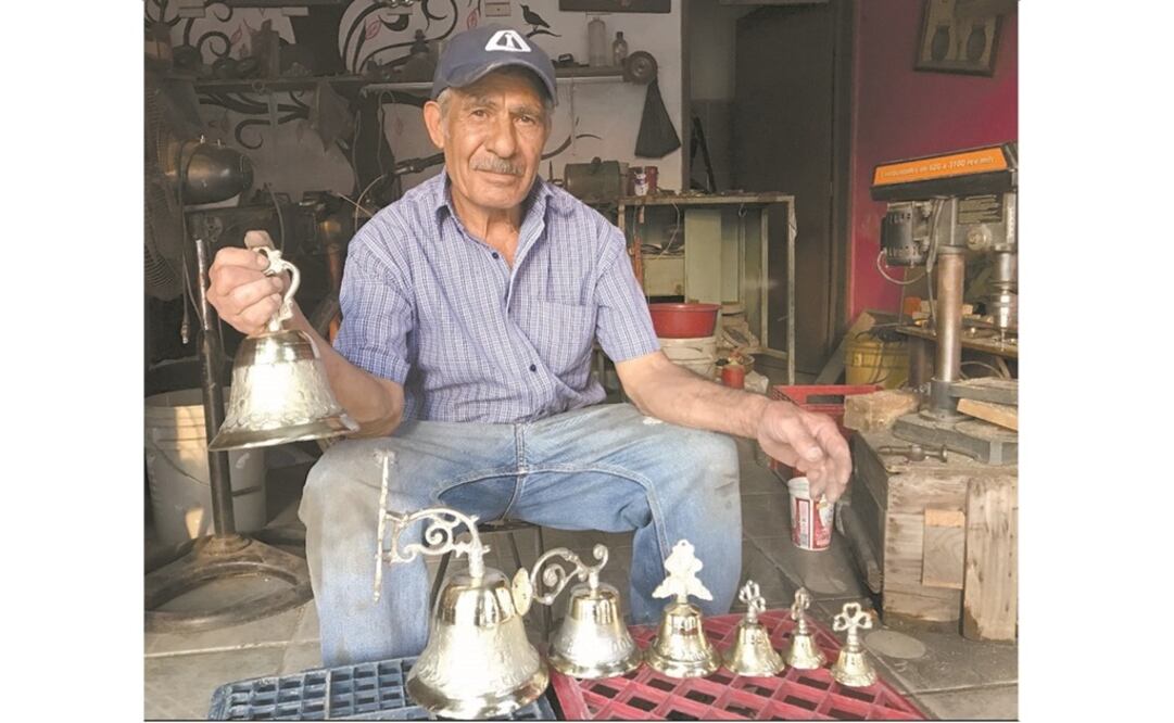 Don Patricio calcula que en su historia ha forjado más de un millón de piezas de diferentes tamaños y modelos, algunas de ellas para templos católicos. Fotos: Xóchitl Álvarez