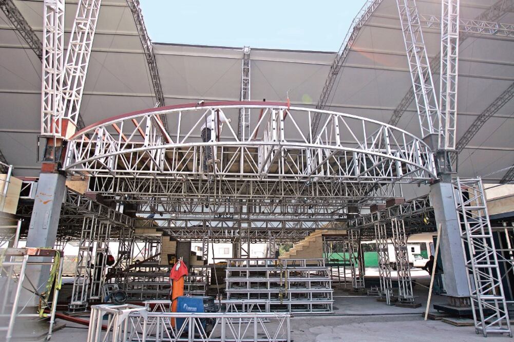 Hace unos días comenzaron las obras para colocar el nuevo podio y el miércoles personal de F1 lo acondicionará (ALEJANDRO ACOSTA. EL UNIVERSAL)