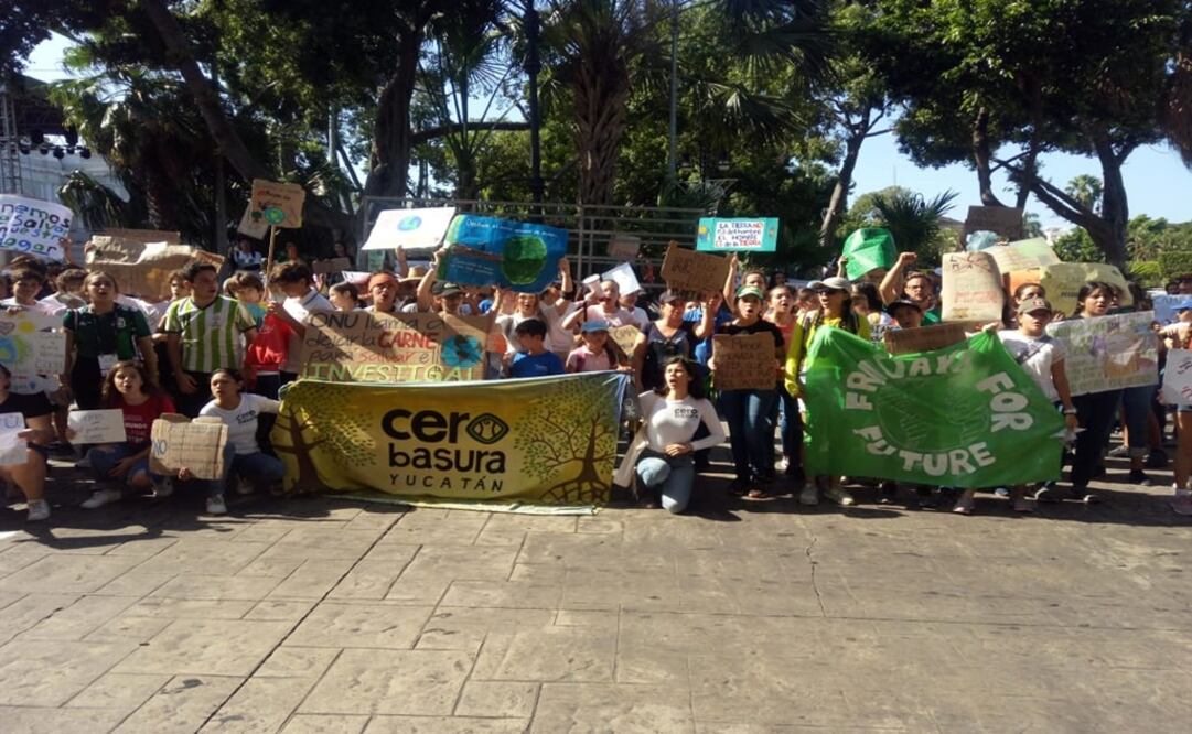 Foto:Yazmin Rordríguez Galaz. Estudiantes de diversas universidades de Yucatán, marcharon con varios de los premios nobeles reunidos en Mérida, para pedir que se cuide y proteja el planeta.