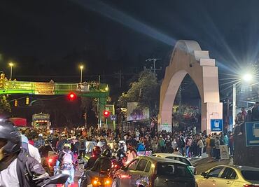 Bloquean carretera México-Cuernavaca, tras aplicación de ley seca en la festividad en San Miguel; suspenden grupos por apología al delito
