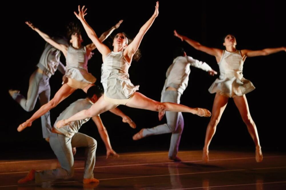 La danza ha buscado estrategias para su desarrollo. En la imagen, el Taller Coreográfico de la UNAM. (FOTO: LUIS CORTÉS. EL UNIVERSAL)