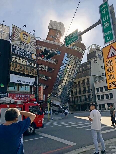 Había personas atrapadas en los edificios colapsados, dijeron bomberos.