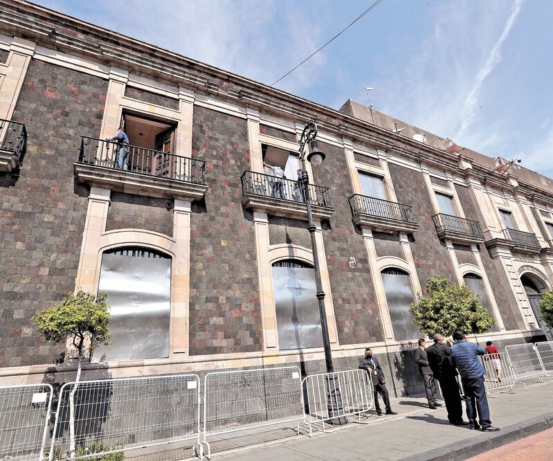 Trabajadores colocan las protecciones en el edificio legislativo, que desde el 8 de marzo está rodeado con vallas metálicas, cuando se instaló el plantón feminista. Foto: JORGE ALVARADO. EL UNIVERSAL