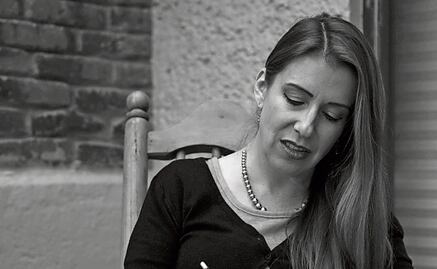 Desde el dolor nace la poesía de Julia Santibáñez