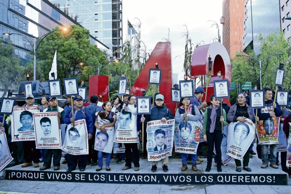 Padres de los 43 estudiantes desaparecidos de la Escuela Normal Rural Raúl Isidro Burgos de Ayotzinapa marcharon ayer desde el Hemiciclo a Juárez hasta el antimonumento dedicado a sus hijos, ubicado en Paseo de la Reforma (XINHUA)