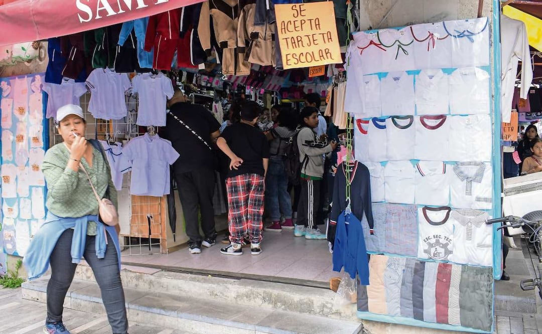 A una semana del regreso a clases, padres de familia acudieron a la calle Emiliano Zapata, en el Centro Histórico, en busca de los uniformes escolares.