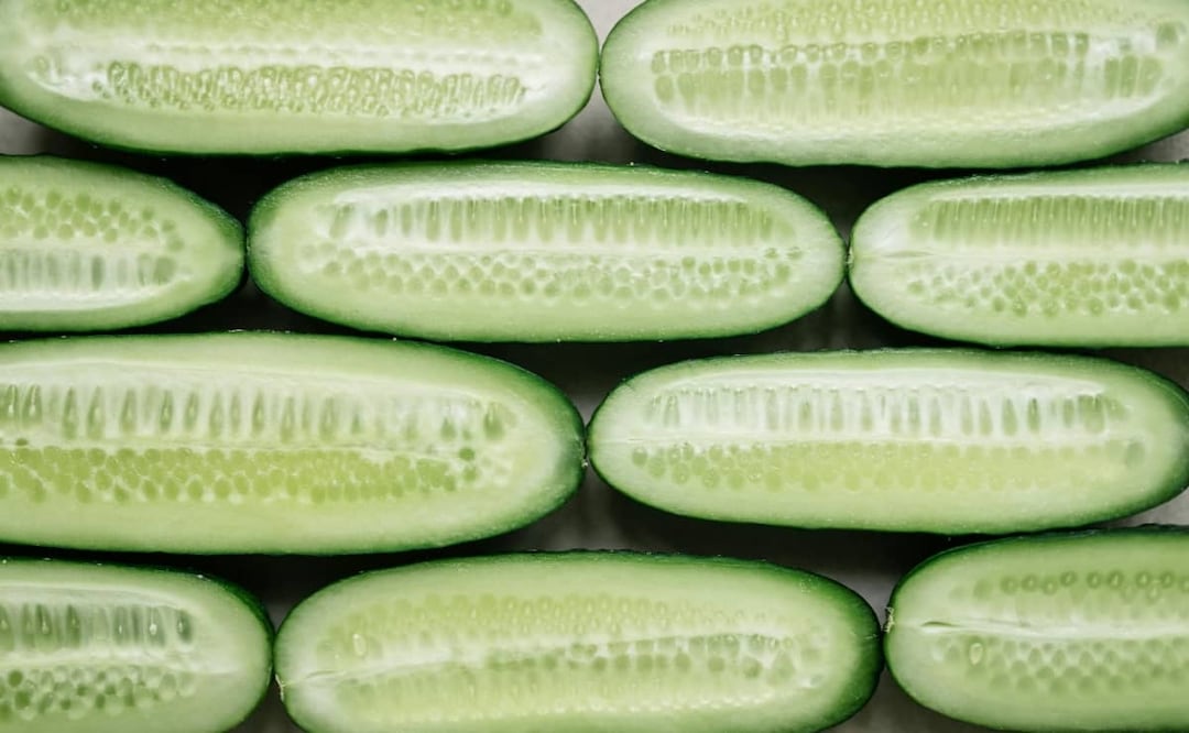 Comer pepino no solo hidrata, también cuida tu salud. Foto: Pexels.