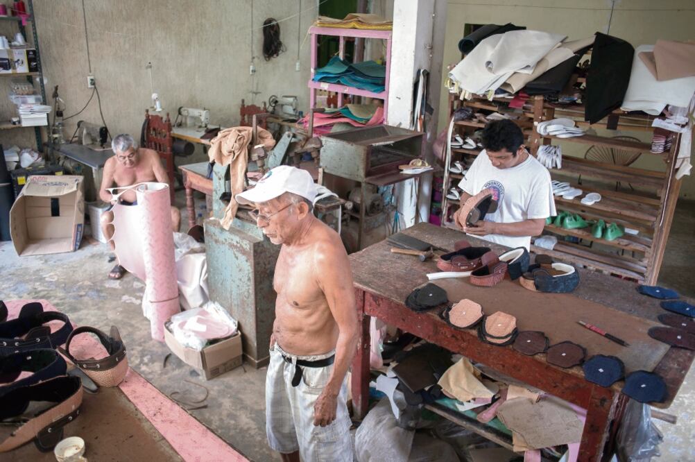 En el taller los artesanos sólo cuentan con dos máquinas y unas cuantas herramientas para su producción, pero están convencidos de que lo importante es “la unión, que es lo que hace la fuerza” (CUAUHTÉMOC MORENO)