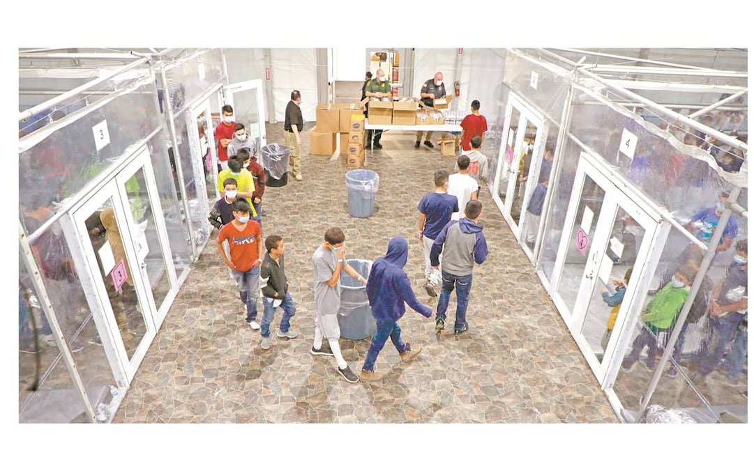 Menores migrantes en el centro de procesamiento en Donna, Texas. El video de casi cuatro minutos muestra a los niños que llegan, con cubrebocas para contener el contagio del Covid-19, y se les toma la temperatura. Foto/ AFP. 