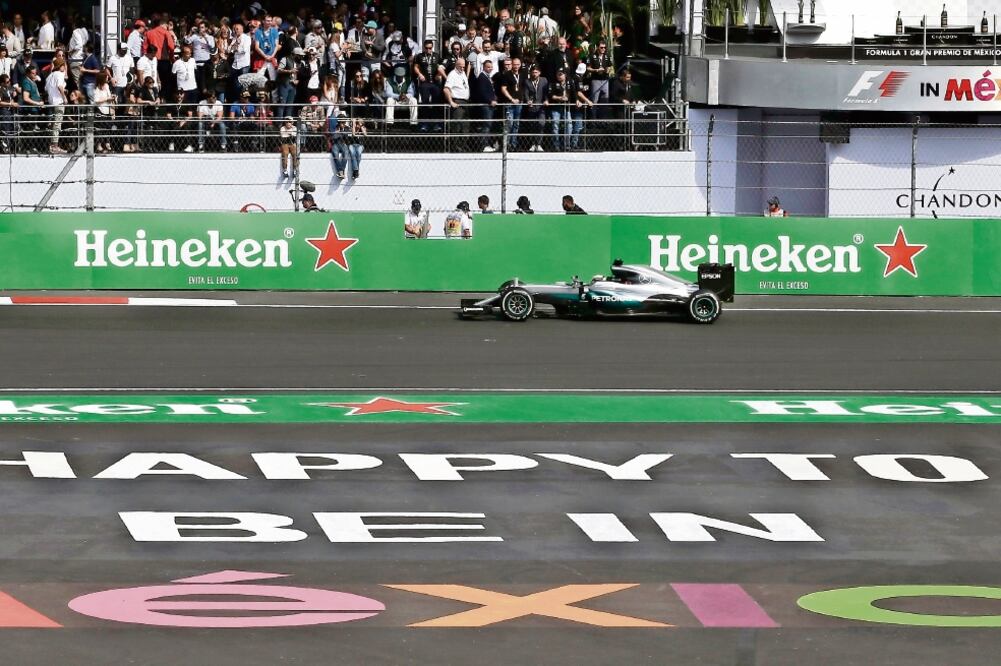 El piloto británico Lewis Hamilton concluyó con éxito el Gran Premio de México y sus aspiraciones están más vivas que nunca (REBECCA BLACKWELL. AP)