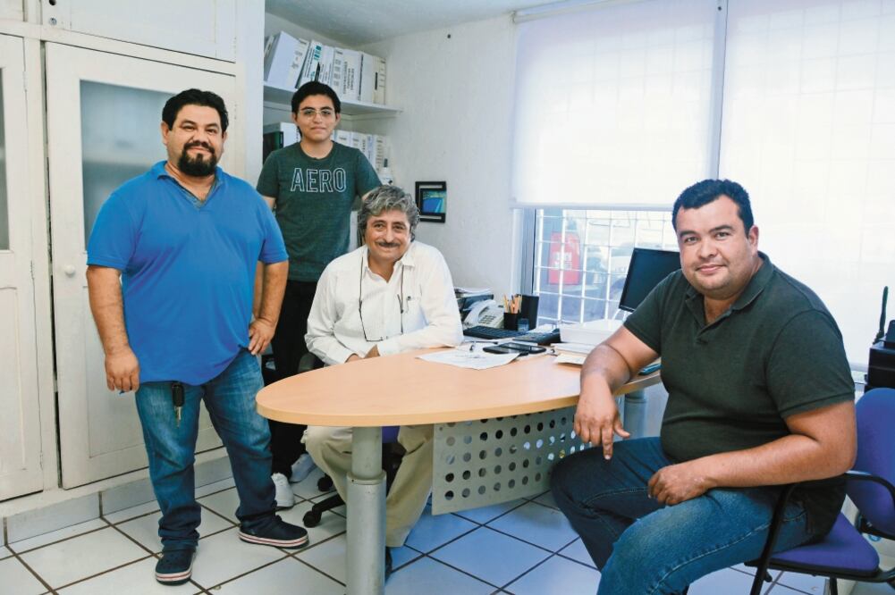 El hidrobiólogo Esteban Amaro (izq), Manuel Gutiérrez (de anteojos), Manuel Gallardo, director administrativo y de Informática, y Francisco Luna, consultor del barco sargacero Rufo , encabezan la Red de Monitoreo del Sargazo en Cancún, Quintana Roo.