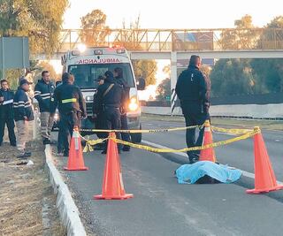 Mujeres se lanzan de autobús para evitar robo; una muere