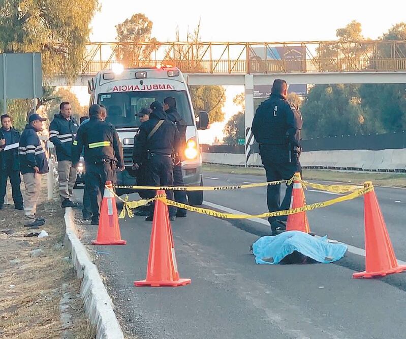 Una de las mujeres, de 50 años, se golpeó la cabeza y murió al instante mientras que otra de 19 años fue llevada a un hospital; fue ésta última, a decir de las autoridades, dio la versión de que habían sido atropelladas. Foto: RICARDO PÉREZ. EL UNIVERSAL