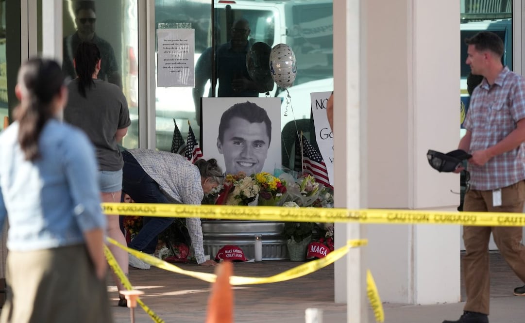 Simpatizantes de Charlie Kirk rinden homenaje en memorial improvisado en la sede nacional de Turning Point USA. Foto: AP