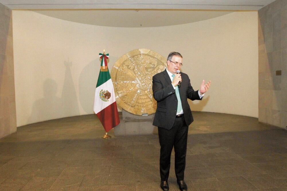 El secretario de Relaciones Exteriores de México, Marcelo Ebrard, ayer en una rueda de prensa en la que habló del tema de la migración a Estados Unidos (MARIO GUZMÁN. EFE)