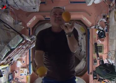 Astronautas recrean circo en la EEI