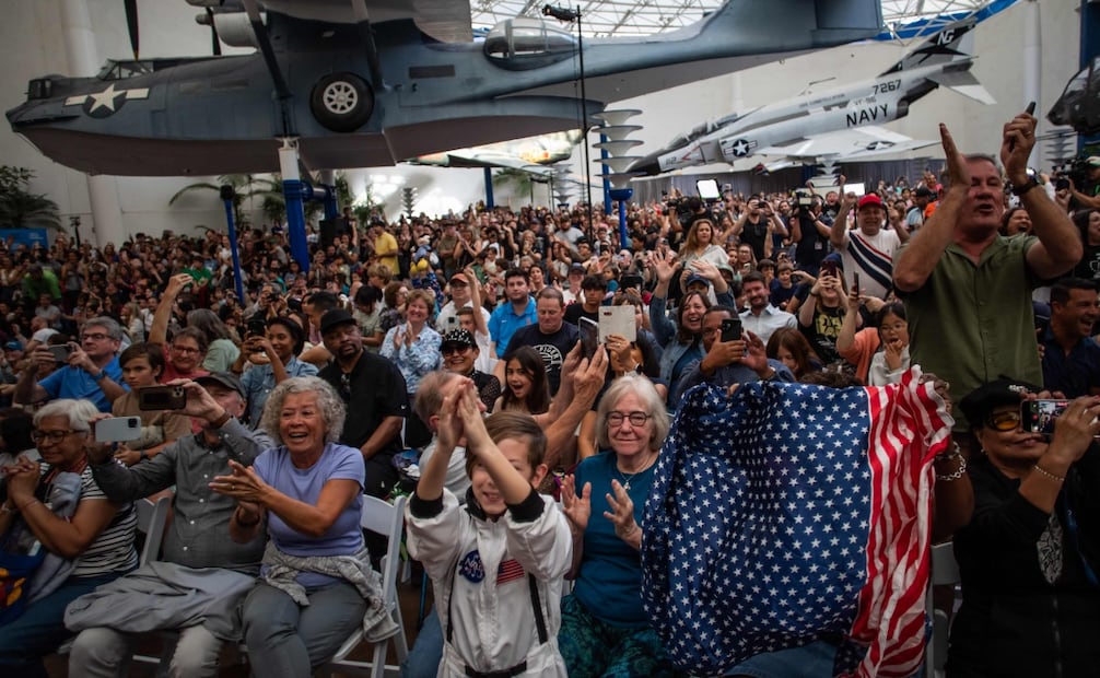 Personas en EU celebran y siguen con expectativa el amerizaje de Artemis II; misión marca regreso tripulado lunar. Foto: AFP.